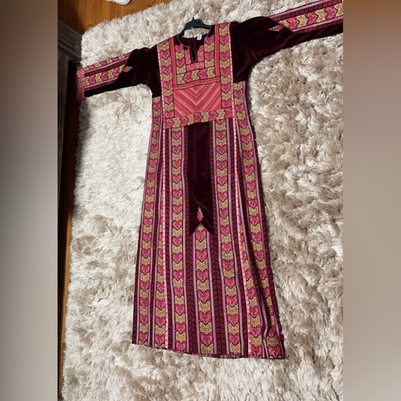 Velvet magenta thobe with pink and yellow tatreez with gems belt included - Picture 1 of 3